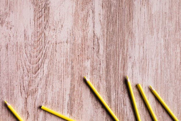 Crayons jaunes sur une surface en bois