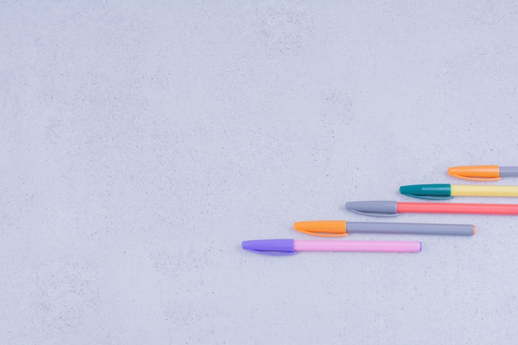 Photo gratuit crayons linéaires multicolores pour la coloration ou l'artisanat de mandala