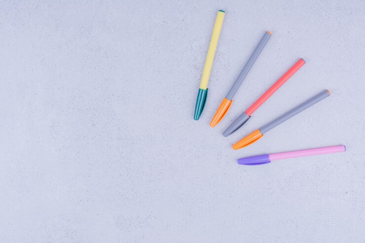 Photo gratuit crayons linéaires multicolores pour la coloration ou l'artisanat de mandala