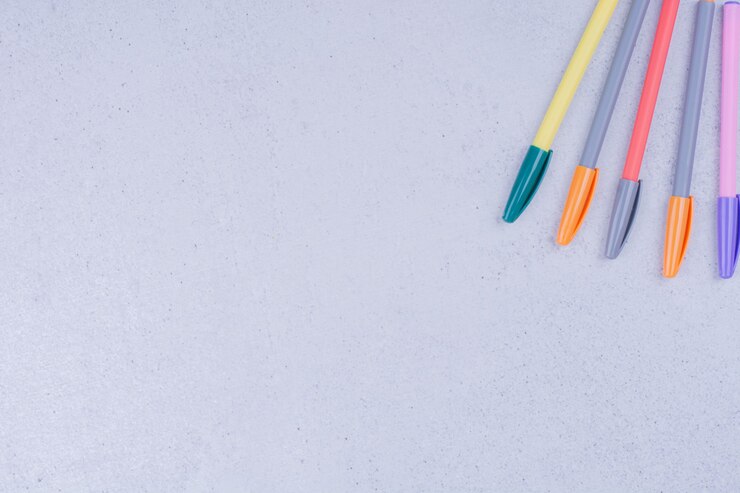 Photo gratuit crayons linéaires multicolores pour la coloration ou l'artisanat de mandala