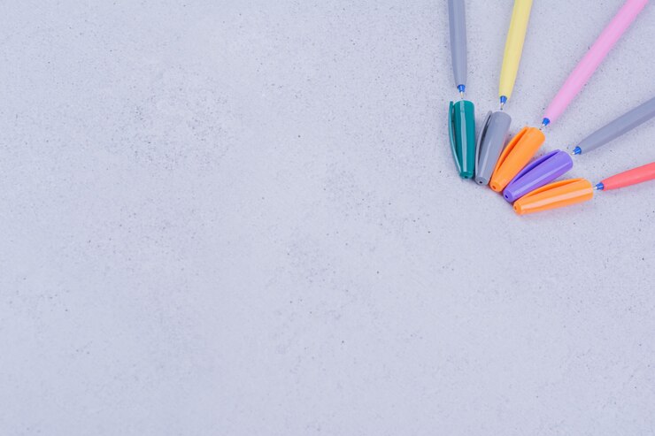 Photo gratuit crayons linéaires multicolores pour la coloration ou l'artisanat de mandala