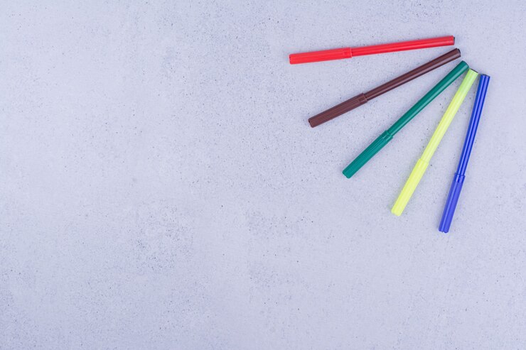 Photo gratuit crayons linéaires multicolores pour la coloration ou l'artisanat de mandala