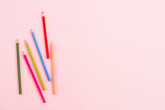 Crayons lumineux dispersés sur la table