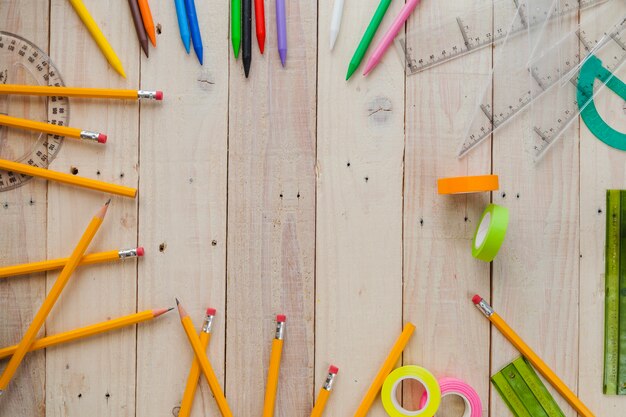 Crayons et matériaux sur bois