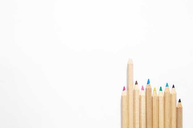 Photo gratuite crayons multicolores en bois sur fond blanc vue de dessus isolée