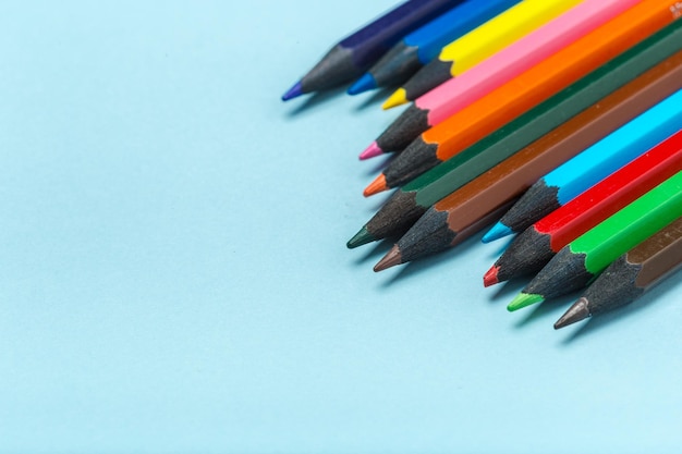 Photo gratuite crayons multicolores