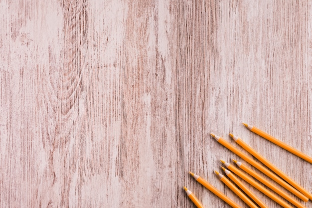 Crayons orange sur une surface en bois