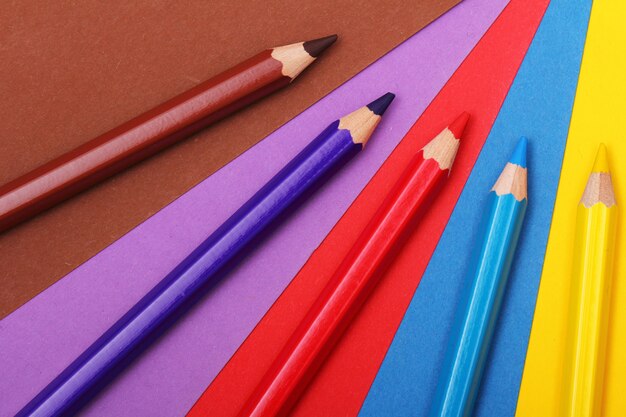 Crayons sur papier coloré