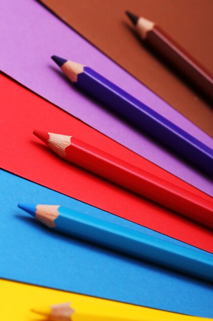 Crayons sur papier coloré