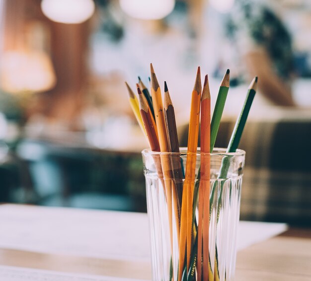 Crayons de plusieurs couleurs dans un verre