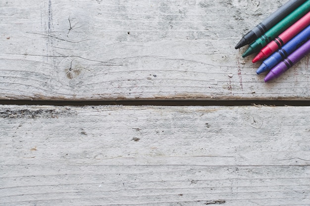 Crayons sur la surface en bois