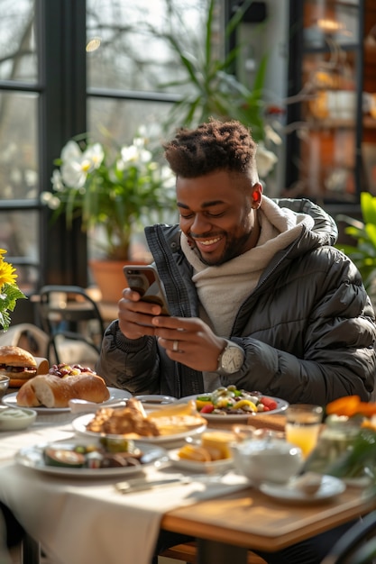 Créateur de contenu alimentaire filmant une variété de plats à télécharger sur Internet