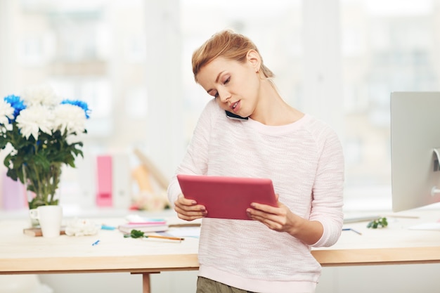 Créateur floral enveloppé dans le travail