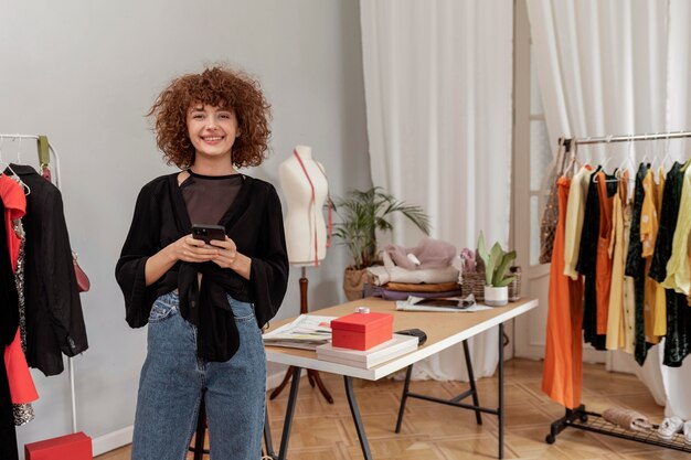 Créateur de vêtements travaillant au magasin