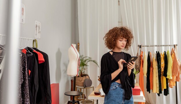 Créateur de vêtements travaillant au magasin