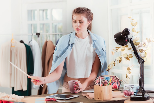 Créateurs de mode travaillant en studio assis sur le bureau