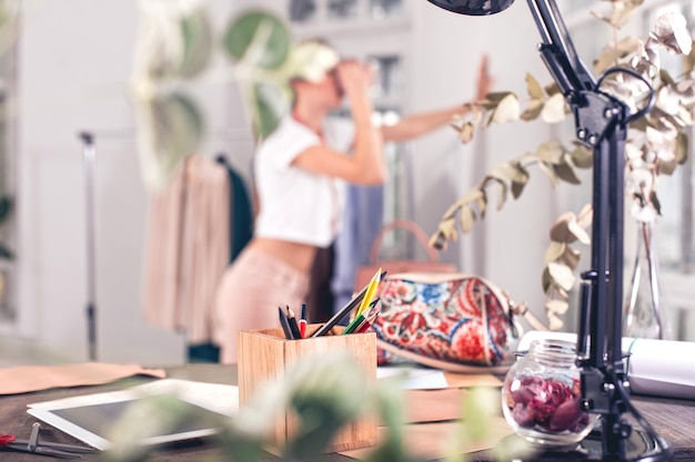 Créateurs de mode travaillant en studio assis sur le bureau