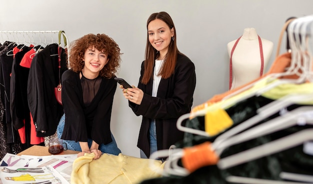 Créateurs de vêtements travaillant au magasin