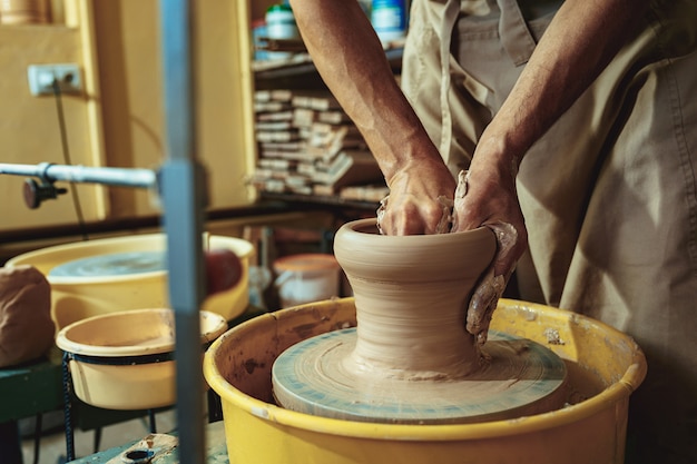 Création d'un pot ou d'un vase d'argile blanche en gros plan