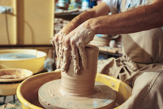 Création d'un pot ou d'un vase d'argile blanche en gros plan