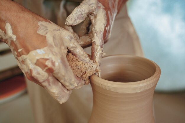 Création d'un pot ou d'un vase d'argile blanche en gros plan