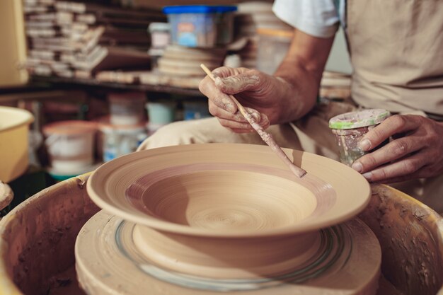 Création d'un pot ou d'un vase d'argile blanche en gros plan