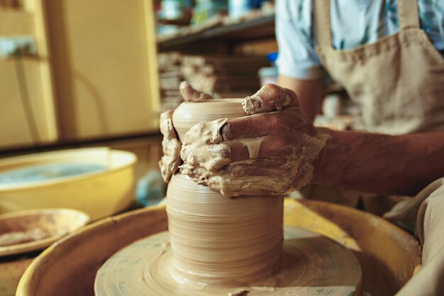 Création d'un pot ou d'un vase d'argile blanche en gros plan.