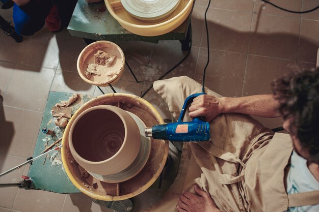 Création d'un pot ou d'un vase d'argile blanche en gros plan.