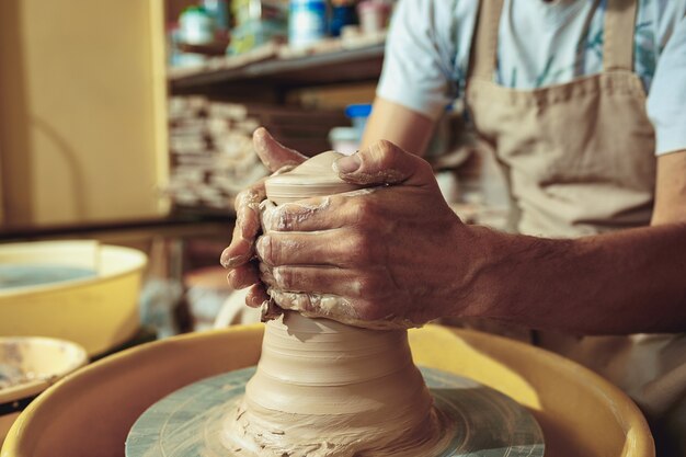 Création d'un pot ou d'un vase d'argile blanche en gros plan.