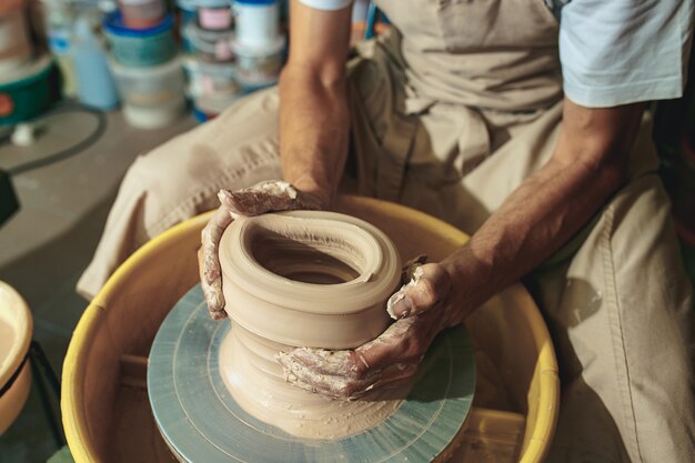 Création d'un pot ou d'un vase en gros plan d'argile blanche. Maître crock.