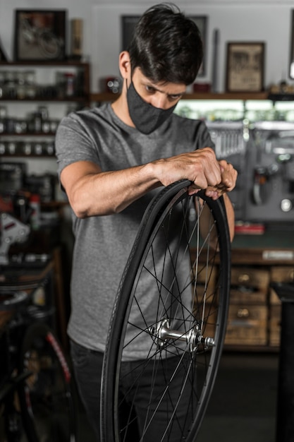 Photo gratuite création de vélo en atelier