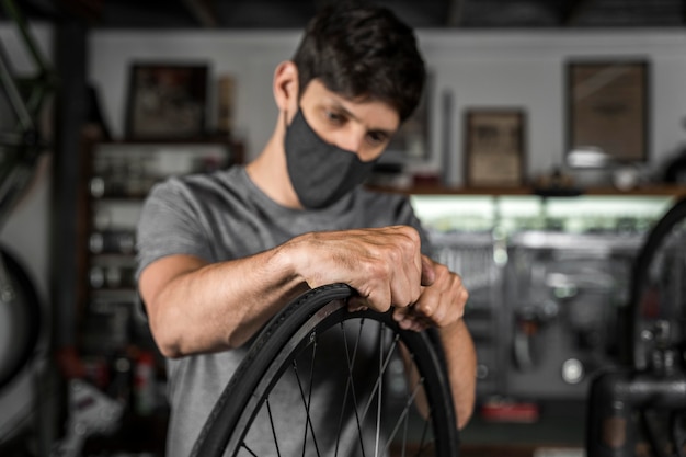 Photo gratuite création de vélo en atelier