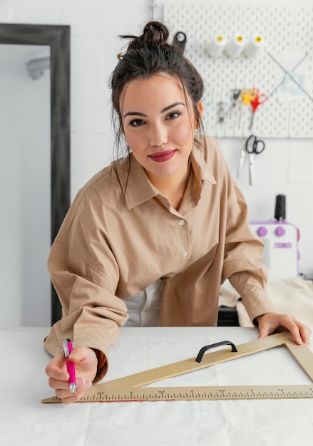 Photo gratuite créatrice de mode travaillant seule dans son atelier