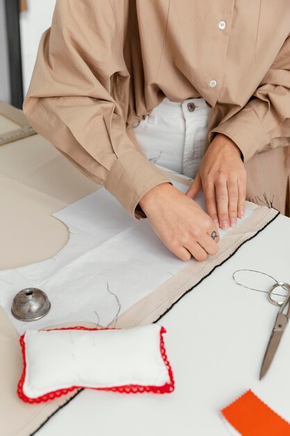 Créatrice de mode travaillant seule dans son atelier