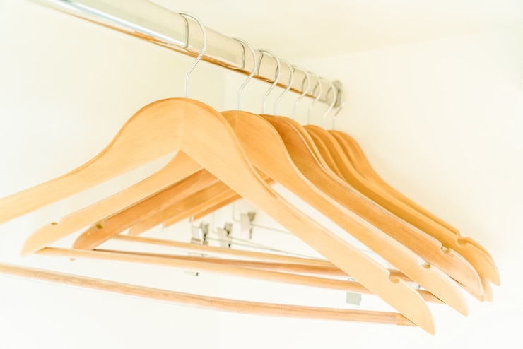 Photo gratuit crémaillère bois de vêtements de groupe unique
