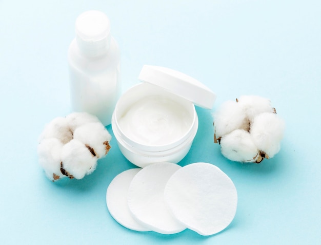 Crème cosmétique bio gros plan avec du coton