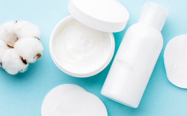 Crème cosmétique vue de dessus avec du coton