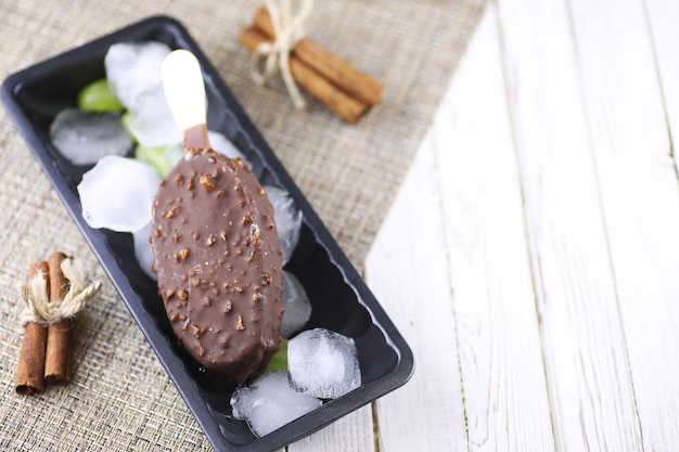 Crème glacée au chocolat dessert avec noix sur un bâton en bois