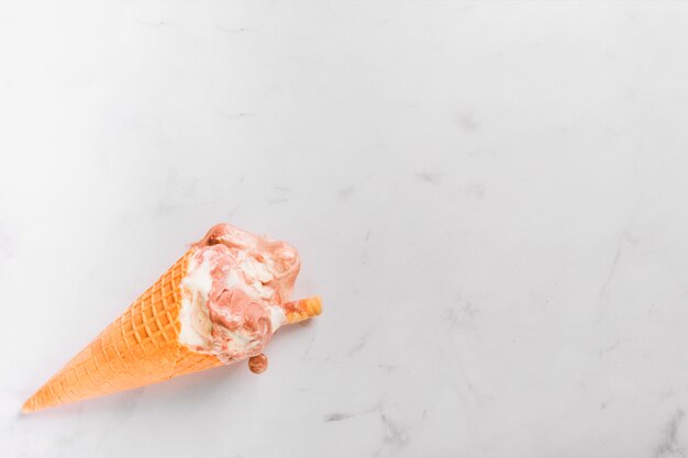 Crème glacée au chocolat frais dans un cône de gaufres
