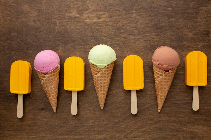 Photo gratuit crème glacée sur bâton et cônes