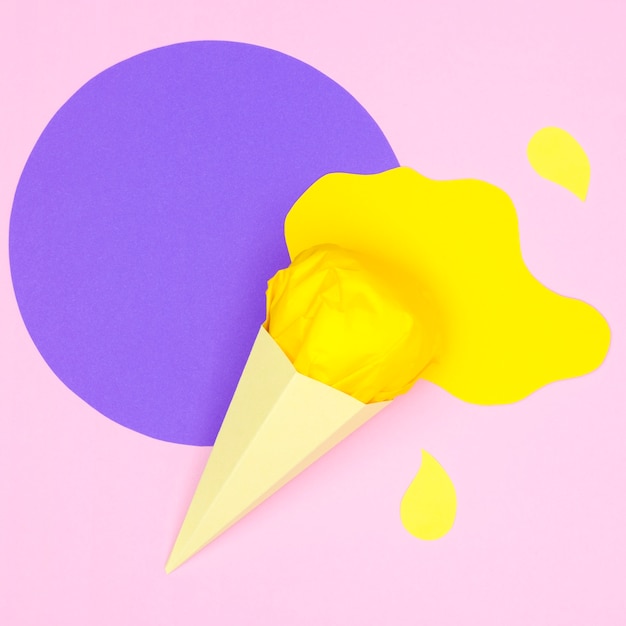 Crème glacée sur cône dans un style papier sur table