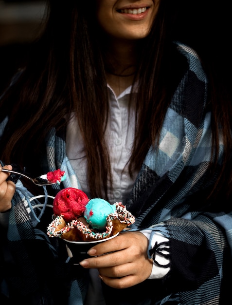 Crème glacée dans une tasse de gaufre