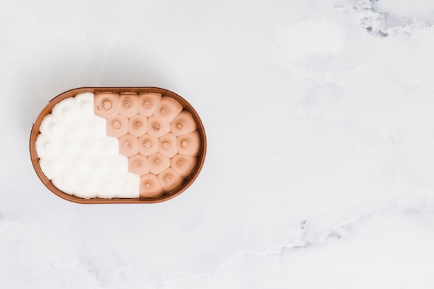 Photo gratuite crème glacée mélangée dans un bol en plastique sur une surface en marbre