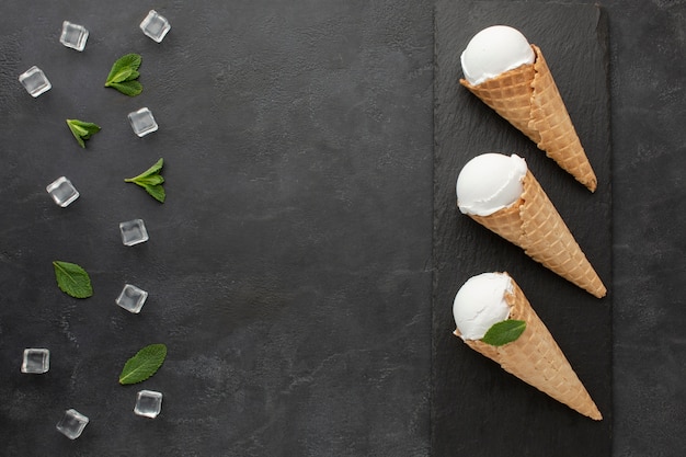 Photo gratuite crème glacée à plat sur des cônes avec des glaçons