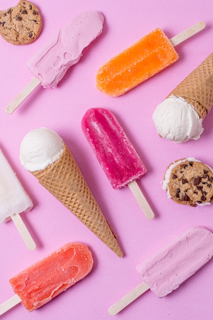 Photo gratuite crème glacée popsicle maison et cônes