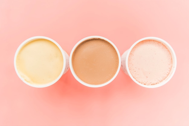 Photo gratuite crème glacée à saveur différente dans des tasses