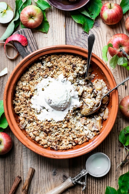 Crème glacée à la vanille crumble aux pommes maison sur table en bois