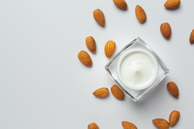 Crème hydratante pour le corps aux amandes sur fond blanc