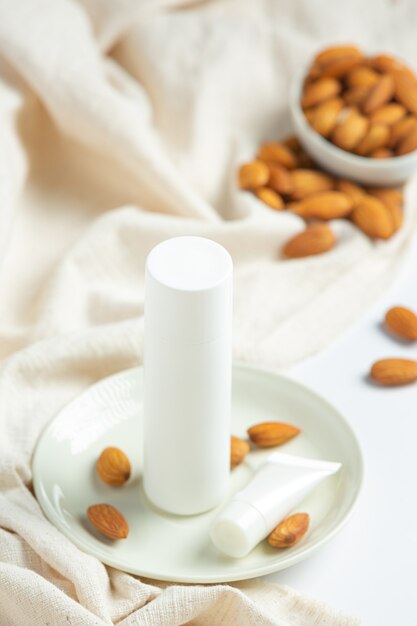 Crème hydratante pour le corps aux amandes sur fond blanc