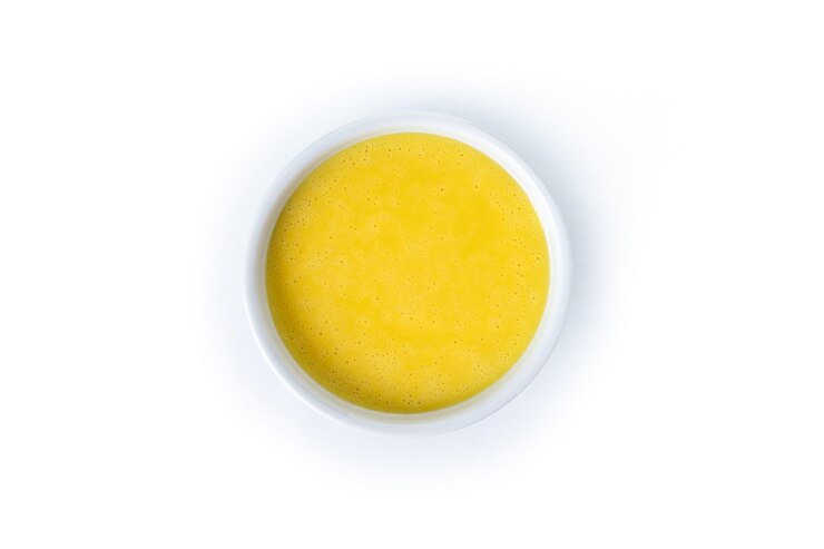 Photo gratuit crème vanille maison isolée sur fond blanc